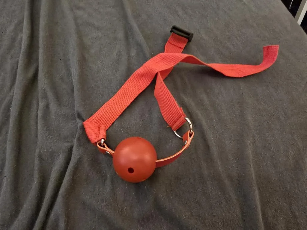 Originalfoto: Kleiner roter Ballknebel mit Riemen und Mundstück