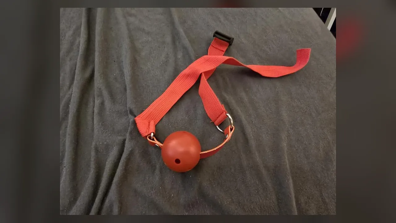 Kleiner roter Hartplastik-Ballknebel aus eigener Sammlung