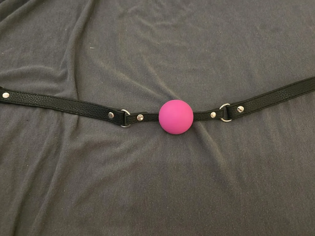 Originalfoto: Rosa Soft-Ballknebel mit Riemen und Mundstück