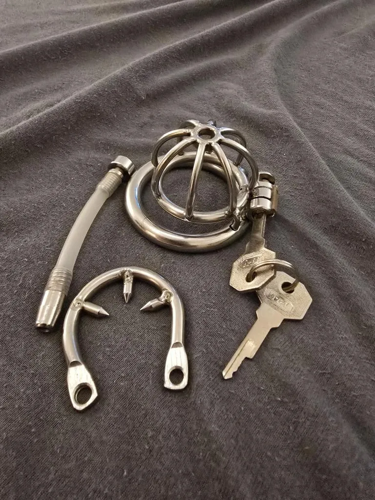 Eigene Aufnahme des CHASTE BIRD a282 mit Dilator, Schluesseln und optionalen Spikes