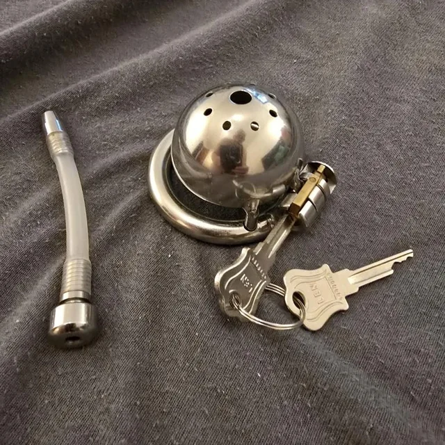 Eigene Aufnahme der geschlossenen Edelstahl-Minikuppel mit Ring, Schlüsseln und Dilator