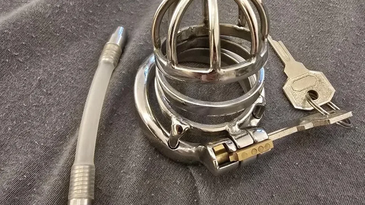 Detailaufnahme eines Edelstahl-Käfigs mit Ring und Kontaktstellen aus dem Redaktionsvergleich