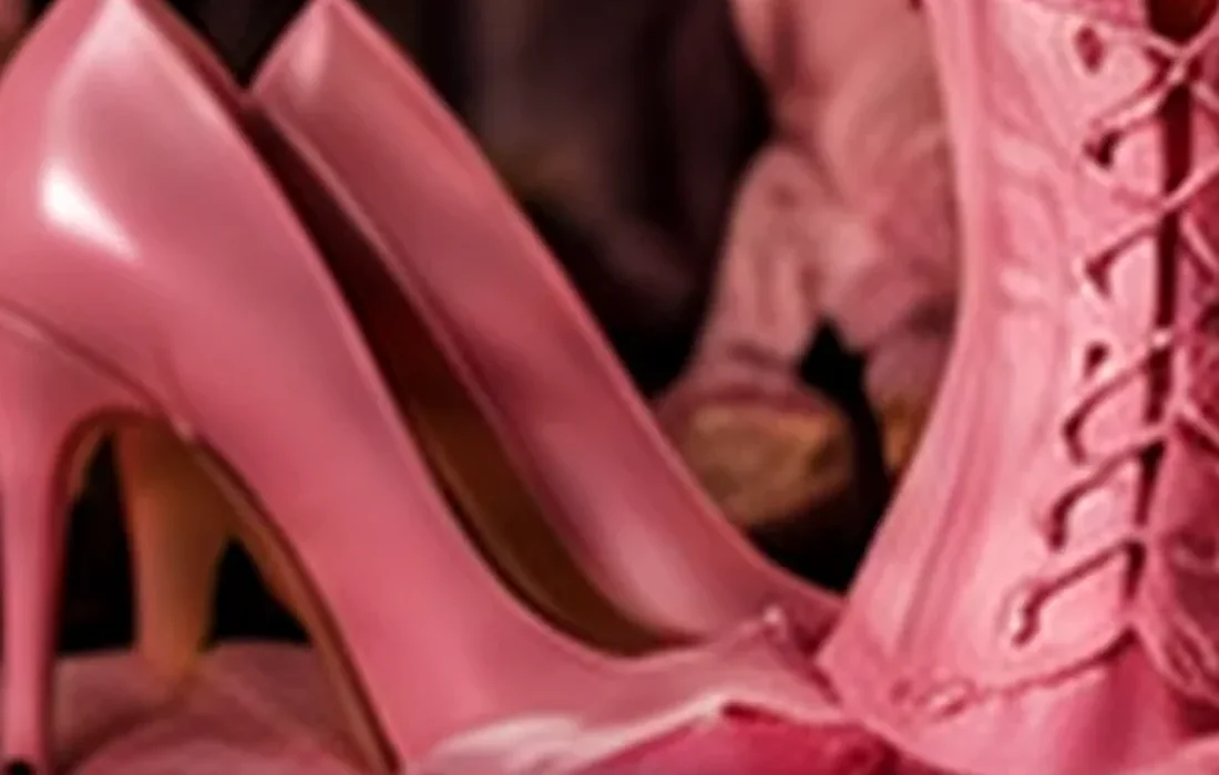 Redaktionelles Modemotiv mit rosafarbenen Schuhen und geschnürtem Styling-Accessoire, keine Produkttestaufnahme